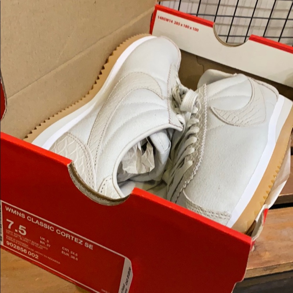 NEW Nike WMNS Classic CORTEZ SE 7.5